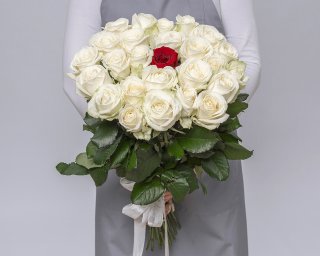 Букет из розы 50-60 см (Россия) с красной розой в центре под ленту    25 шт small - 3