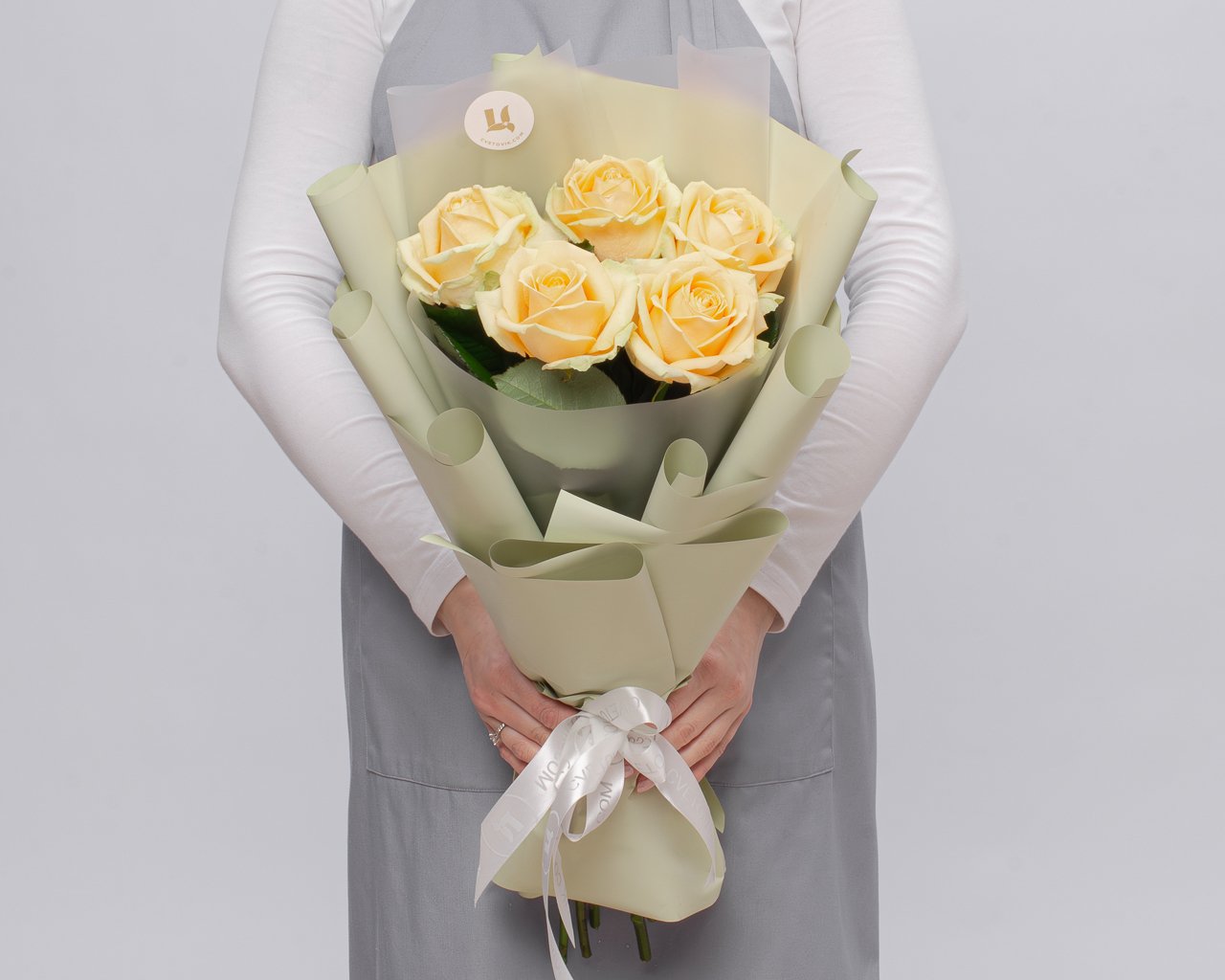Букет из кремовых роз 50-60 см (Россия) в упаковке    5 шт - 3