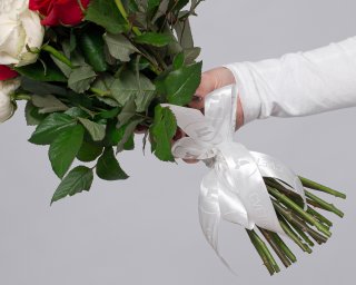 Букет из красных и белых роз (Россия) 35-40 см под ленту    25 шт small - 4