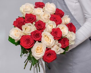 Букет из красных и белых роз (Россия) 50-60 см под ленту    25 шт small - 3