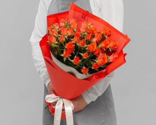 Букет из оранжевых кустовых роз (Россия) 50 см в упаковке    7 шт small - 3