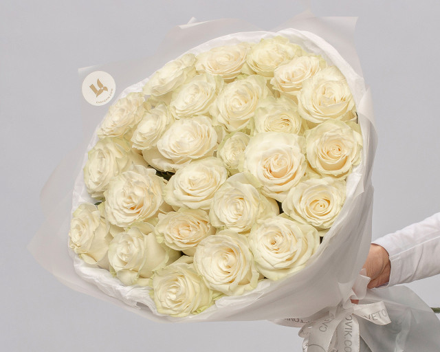 Букет из 25 белых роз 60-70 см (Эквадор) в упаковке  - 1