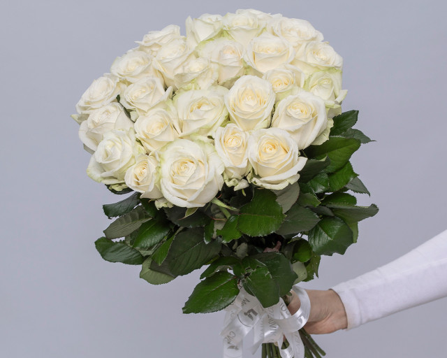 Букет из 25 белых роз 50-60 см (Россия) под атласную ленту  - 1