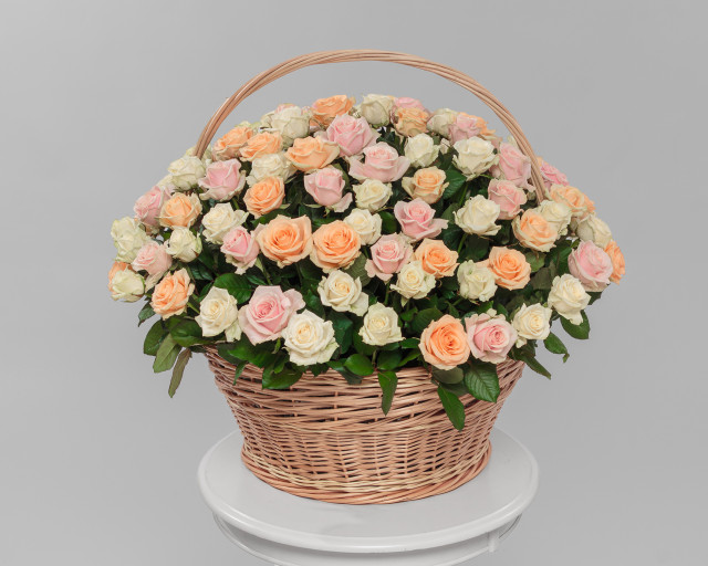 Корзина цветов из 101 розы микс 50-60 см (Россия)  - 1