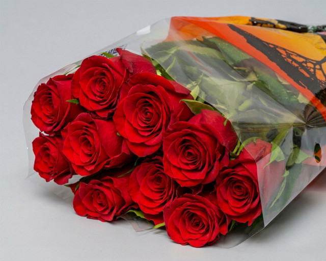 Пачка из 10 красных роз (Кения) 35-40 см - 1